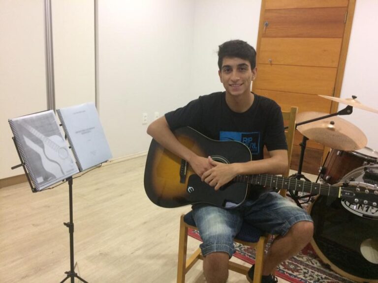 imagem de um jovem fazendo aula de música